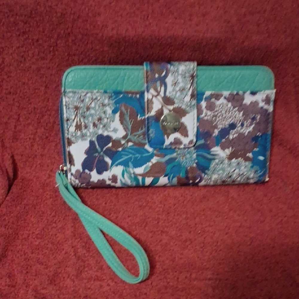 Tahari Wallet